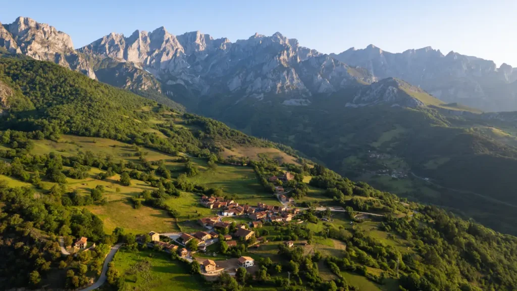 Mogrovejo con los Picos de Europa al fondo